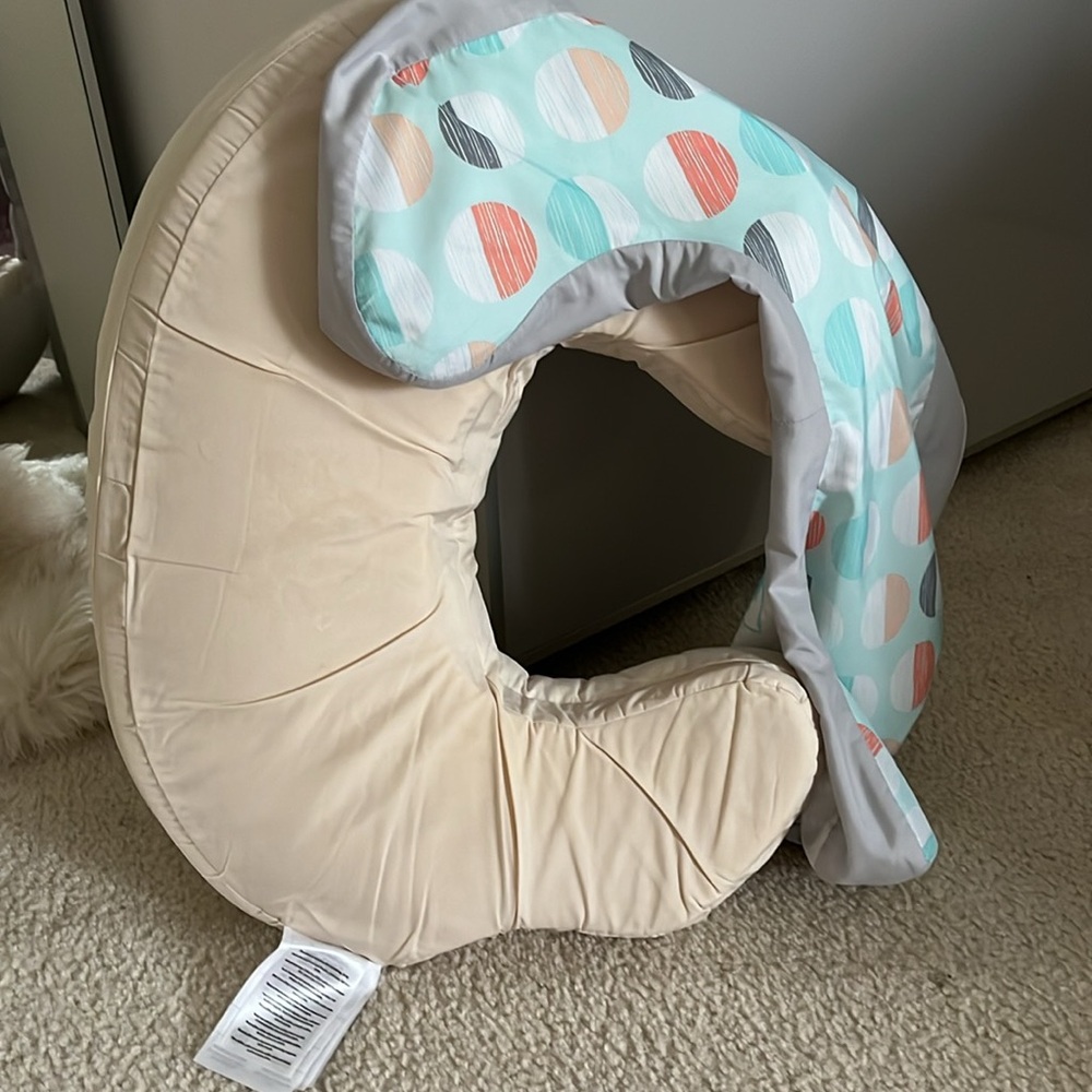 Baby feeding pillow with removable pillowcase. Very good condition like new - Picture 6 of 6